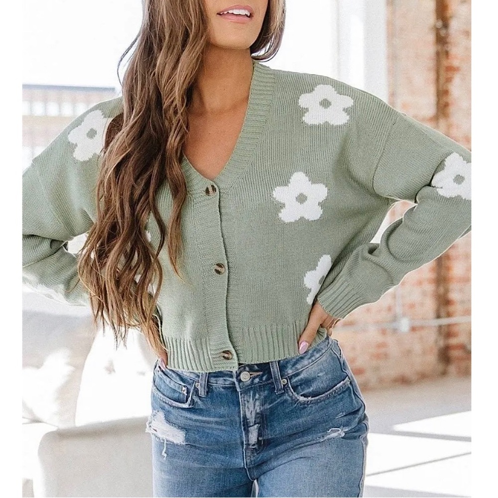 🎉HP🎉 Leaf Green Floral Print Cropped Cardigan Sweater